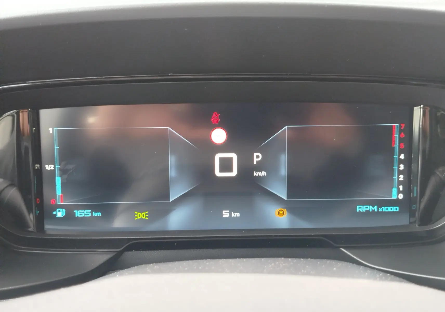 Tableau de bord numérique du Citroën Berlingo 2025 affichant la vitesse à 0 km/h et 165 km d'autonomie restante.