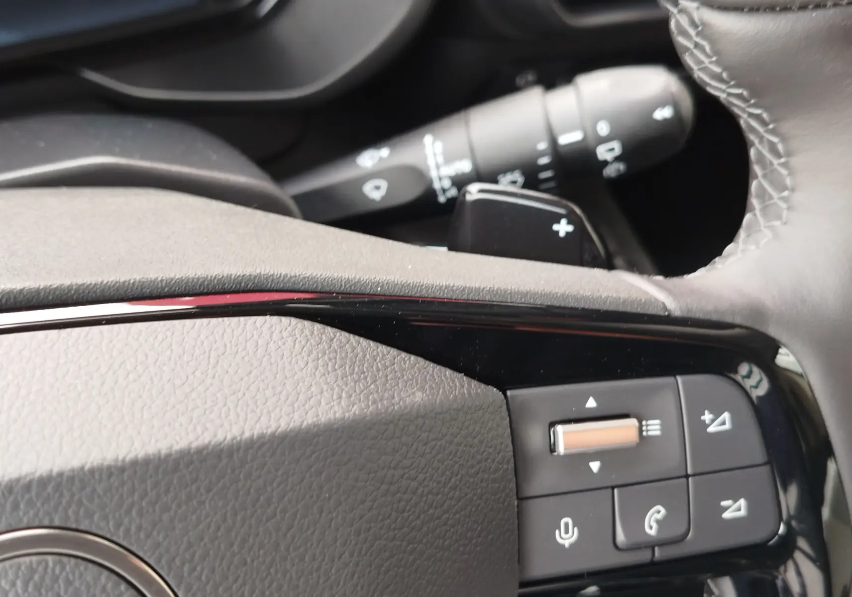Détail du volant avec commandes intégrées sur la partie droite, intérieur gris du Citroën Berlingo 2025.