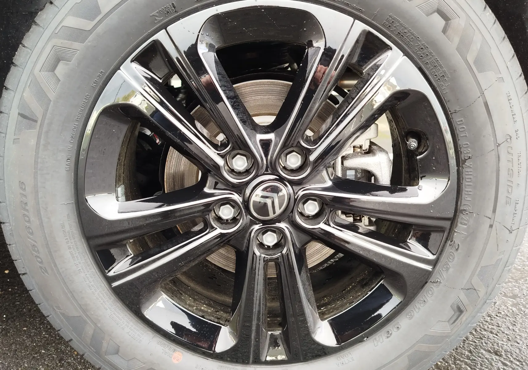 Gros plan sur la jante noire brillante de la Citroën Berlingo 2025, mettant en valeur le logo central et le pneu.