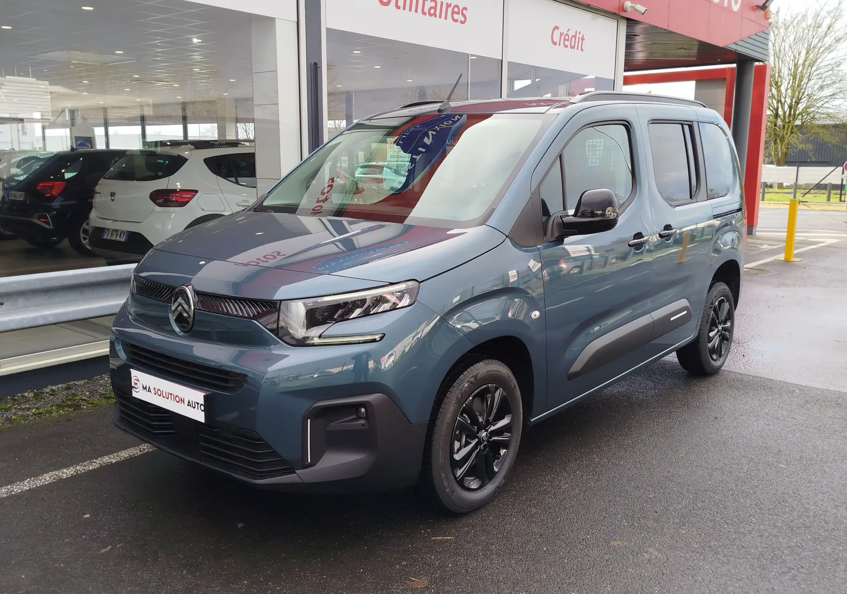 Vue 3/4 avant droite d'un Citroën Berlingo bleu Kiarma 2025, avec jantes noires et détails noirs contrastants.