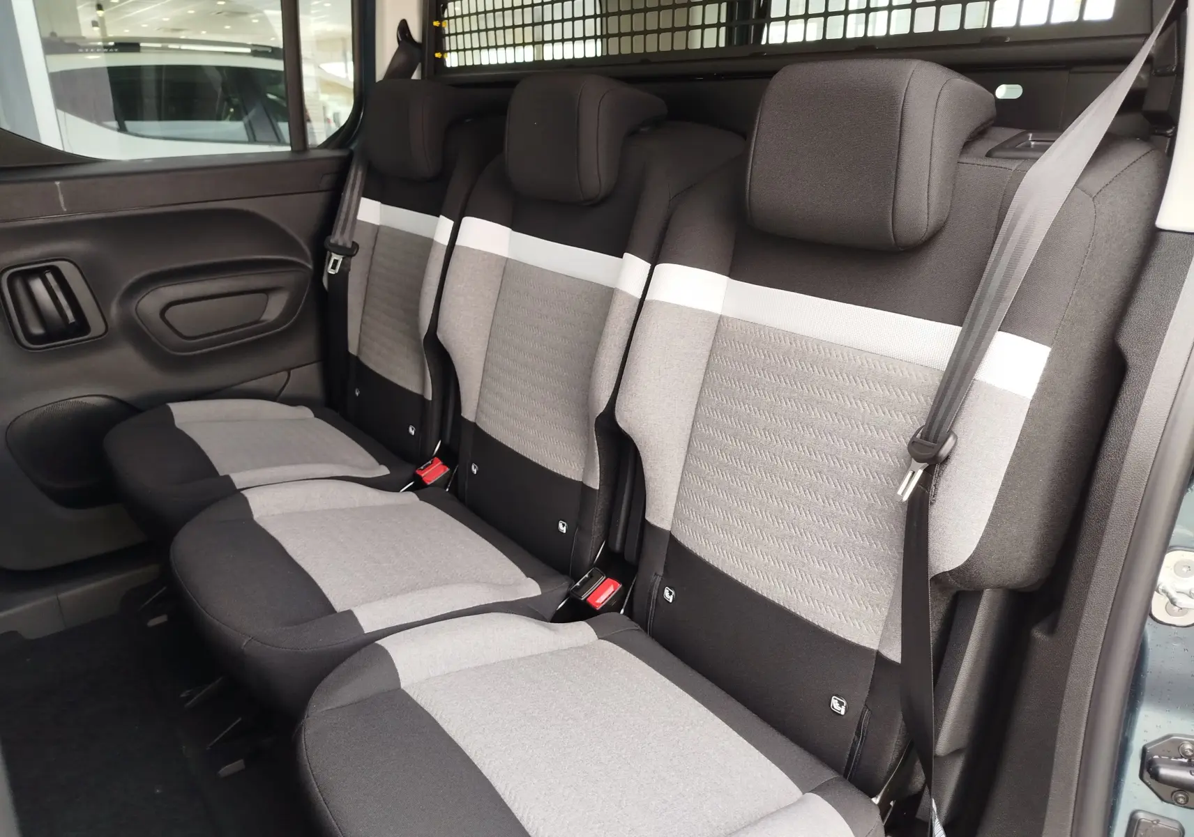 Vue intérieure côté droit des sièges arrière gris clair et foncé du Citroën Berlingo M 2025, version 5 places.