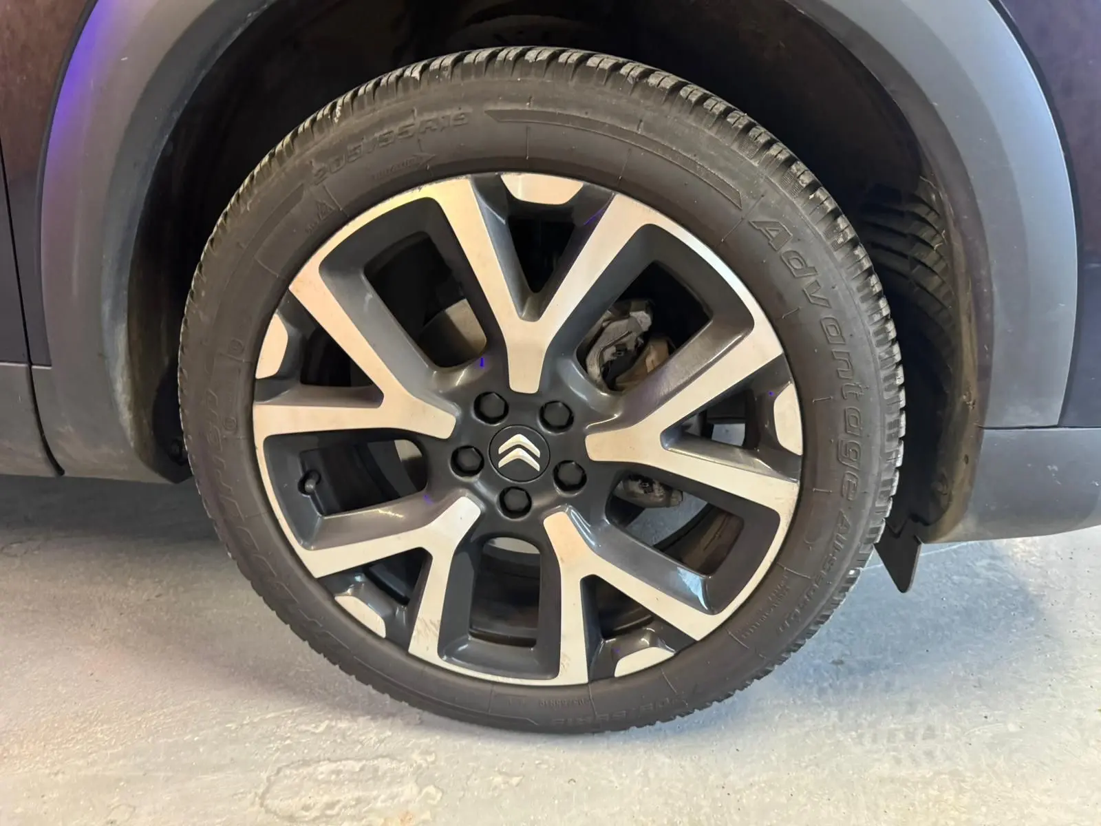 Vue intérieure de la porte avant gauche du Citroën C5 Aircross bleu, avec poignée et commandes visibles.