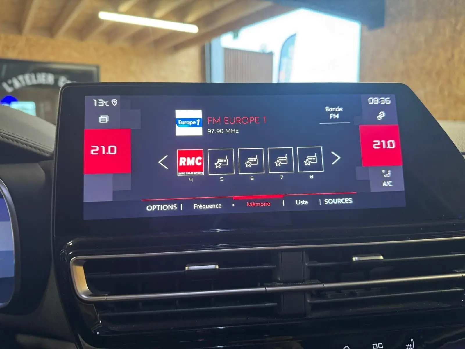 Écran tactile central du tableau de bord du Citroën C5 Aircross 2022 affichant les options de connectivité.