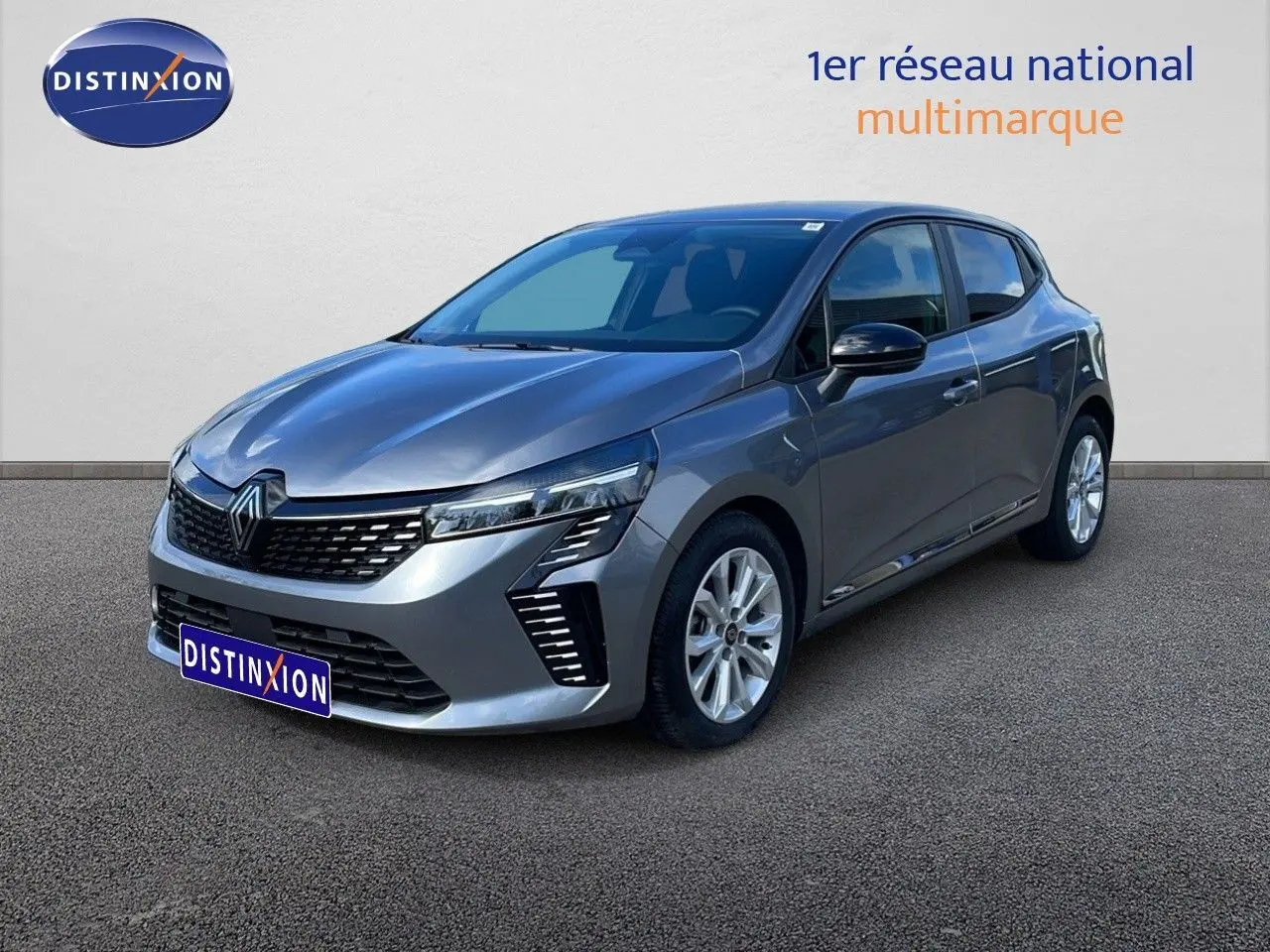 Renault Clio 2025 gris schiste métal en 3/4 avant droit, avec feux LED et jantes alliage 16 pouces visibles.