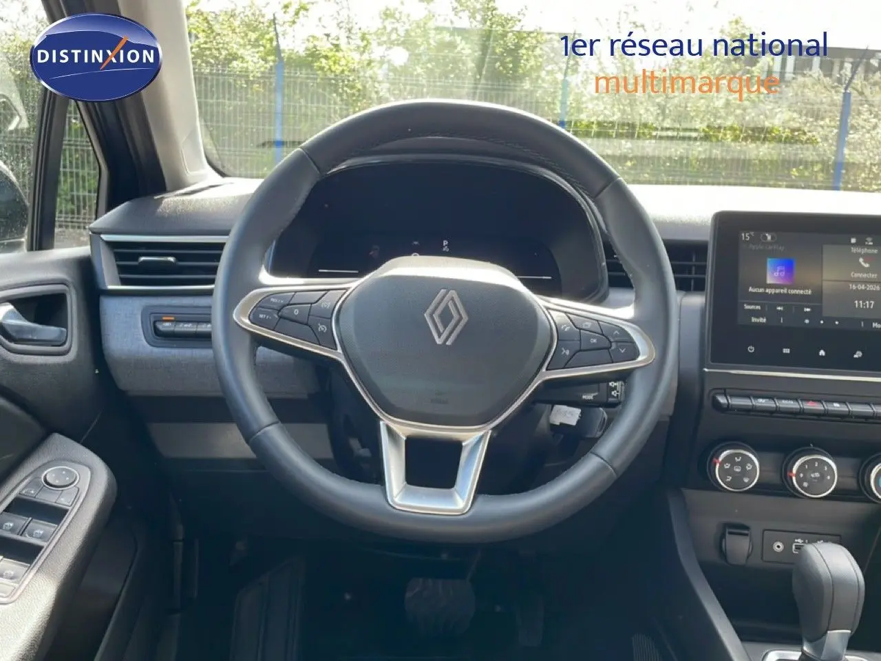 Vue intérieure centrée sur le volant multifonction et l'écran tactile du tableau de bord de la Renault Clio 2025.