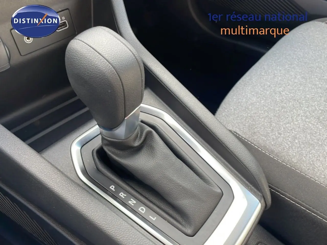 Le levier de vitesse automatique en cuir noir de la Renault Clio 2025, vue rapprochée de la console centrale.