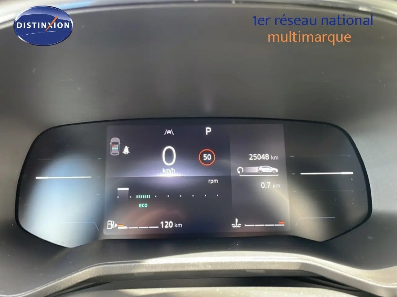 Tableau de bord numérique de Renault Clio gris schiste, affichant vitesse, kilométrage et indicateurs de conduite.
