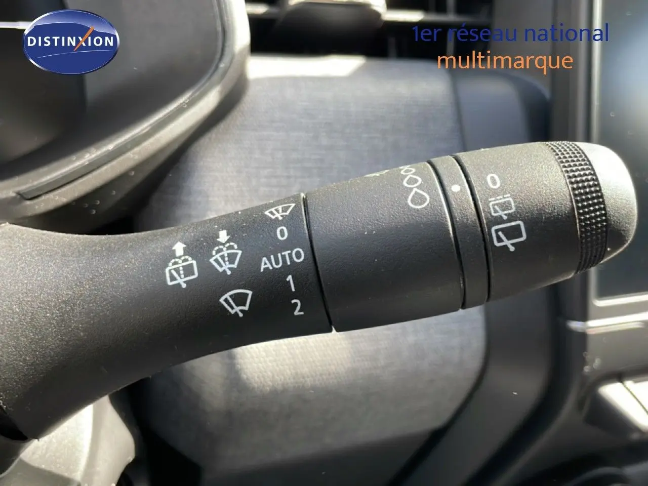 Gros plan sur la commande d’essuie-glace de la Renault Clio 2025 gris schiste métal, intérieur noir.