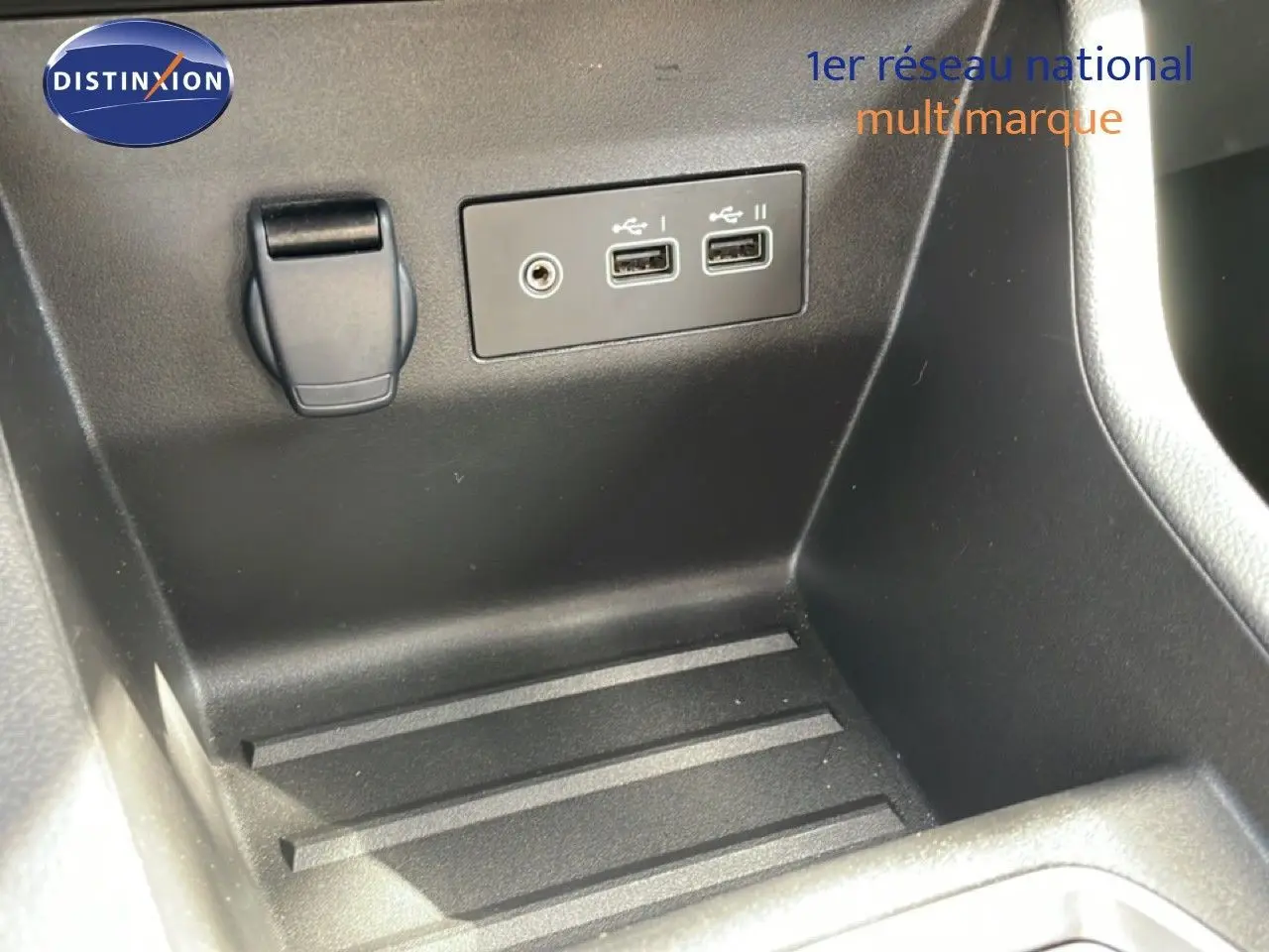 Vue rapprochée de la console centrale de la Renault Clio 2025 gris schiste, montrant les ports USB et prise auxiliaire.