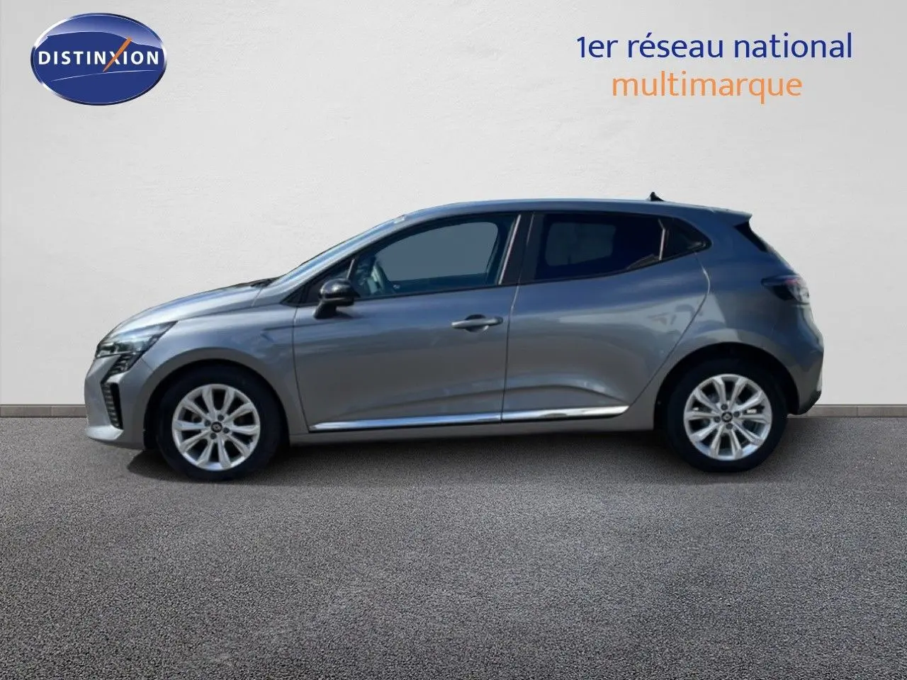 Profil droit d'une Renault Clio 2025 gris schiste métal avec jantes alliage et vitres teintées.