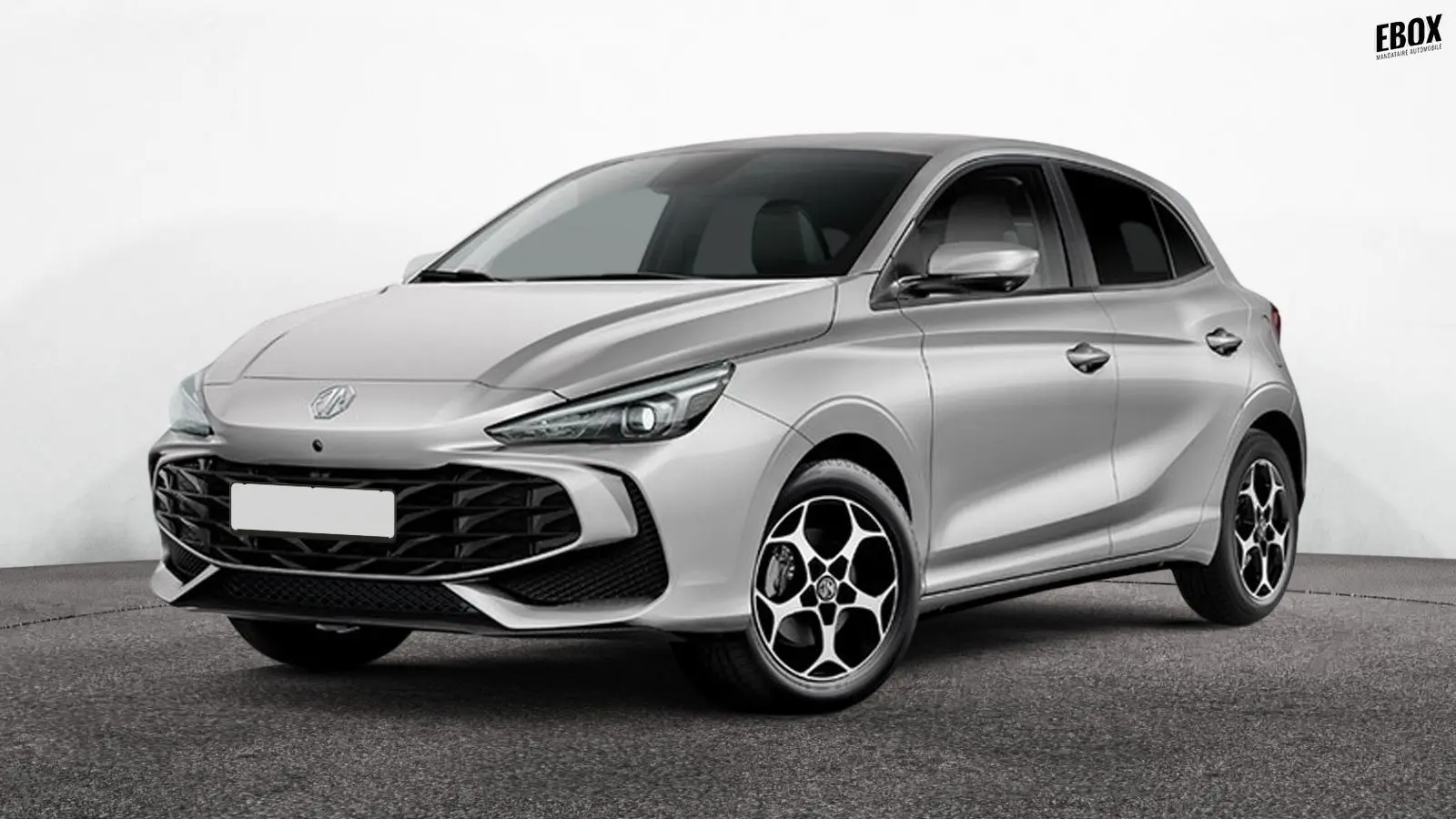 Vue 3/4 avant d'une MG3 Cosmic Silver avec calandre noire et jantes alliage au design distinctif.