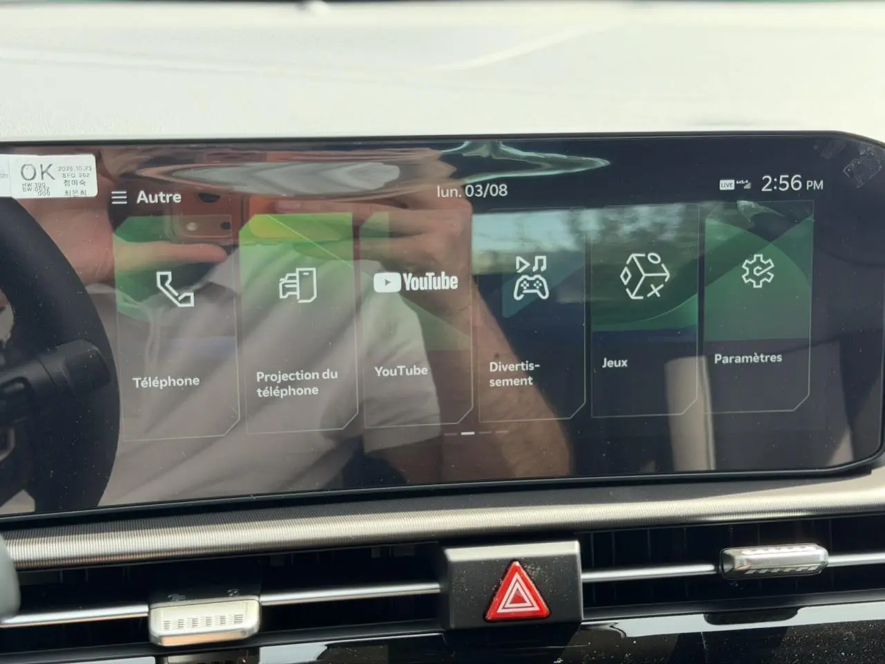 Écran tactile 12,3'' du Kia Sportage 2026 blanc, affichant menu multimédia avec YouTube et téléphone.
