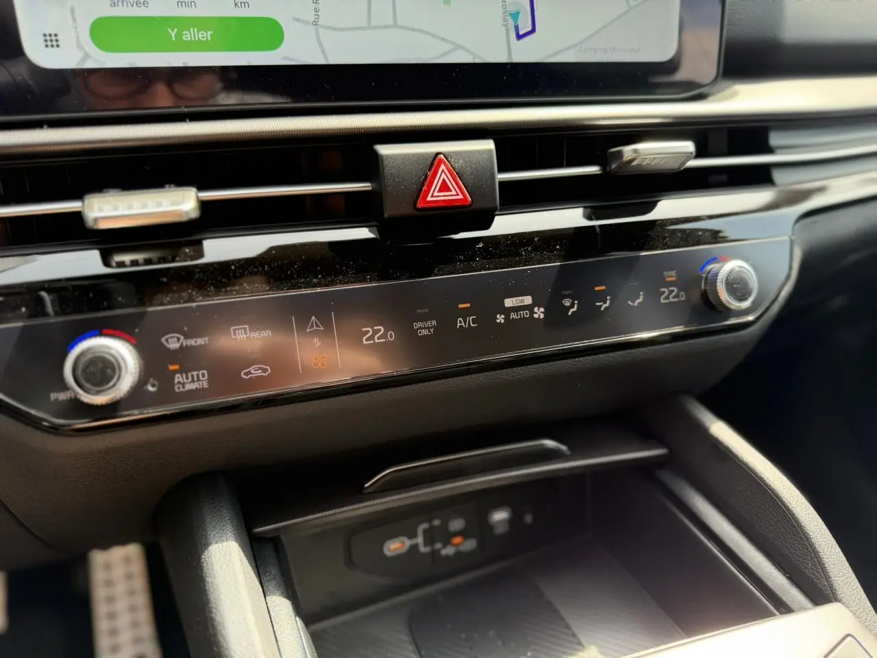 Détail de la console centrale du Kia Sportage 2026 blanc, montrant la commande de climatisation automatique tactile et les aérateurs.