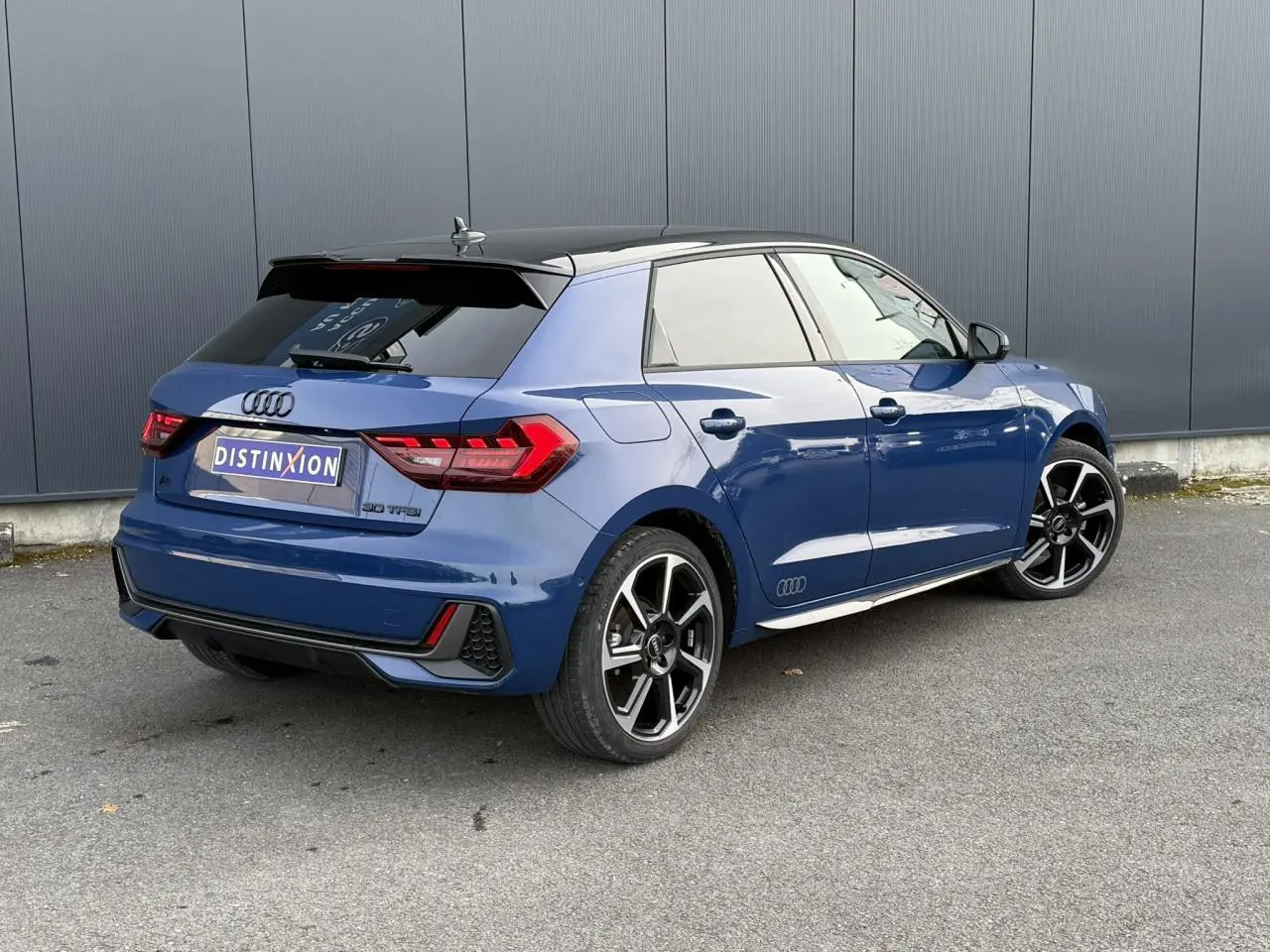 Audi A1 Sportback bleu Ascari vue 3/4 arrière droit avec toit noir et jantes noires 18 pouces Rotor.