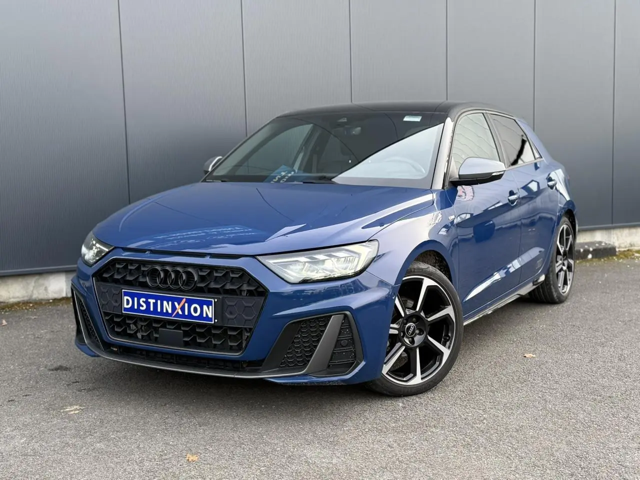 Audi A1 Sportback bleu Ascari en 3/4 avant droit avec toit noir et jantes Rotor 18 pouces anthracite