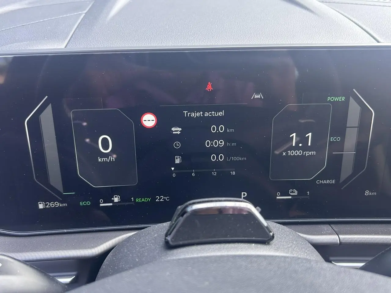 Combiné d'instrumentation digital 12,3'' du Kia Sportage noir, affichage vitesse, rpm et informations de trajet.