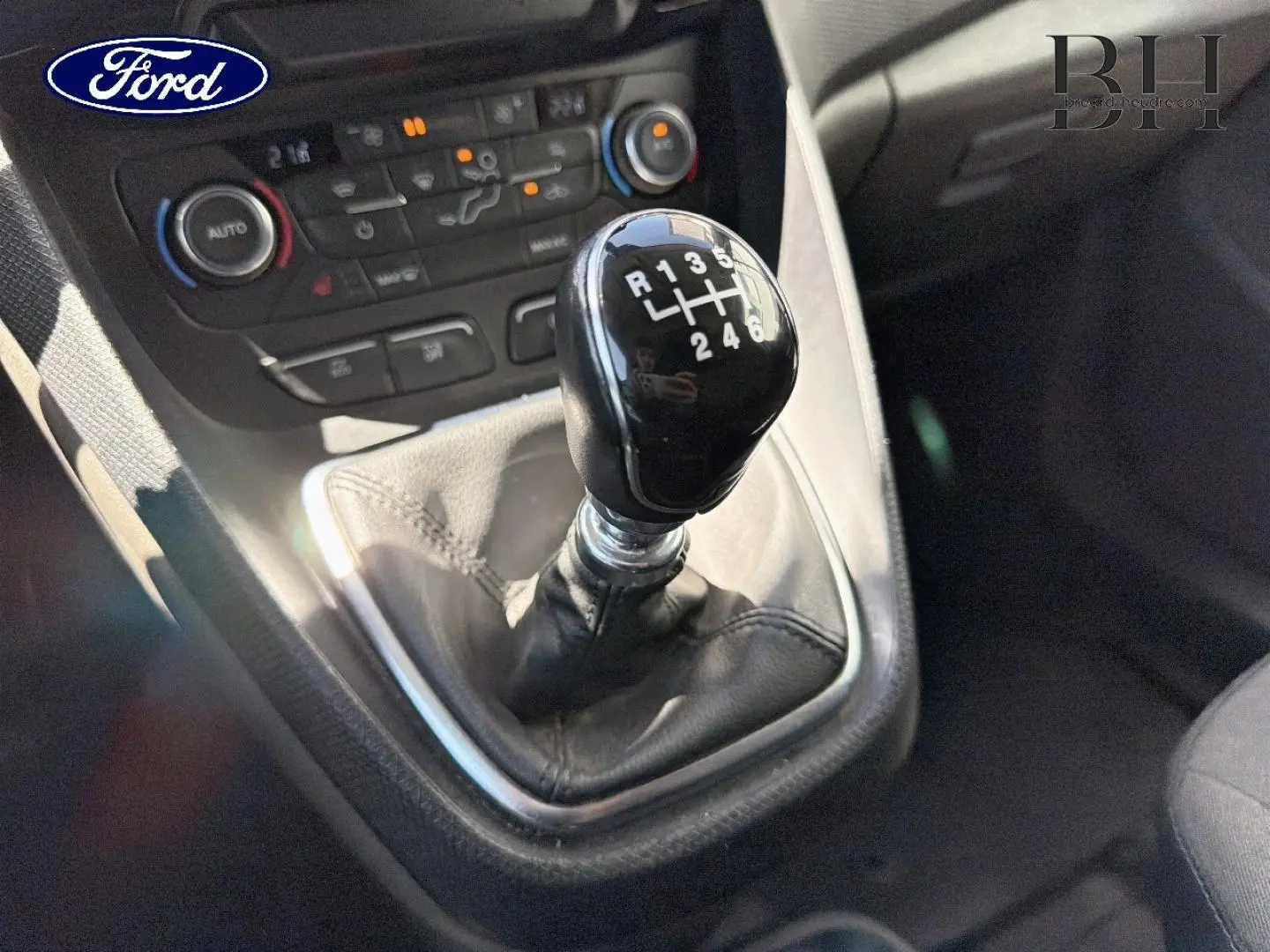 Le levier de vitesses manuel noir du Ford Transit Connect L2 2022, avec console centrale et commandes clim visibles.