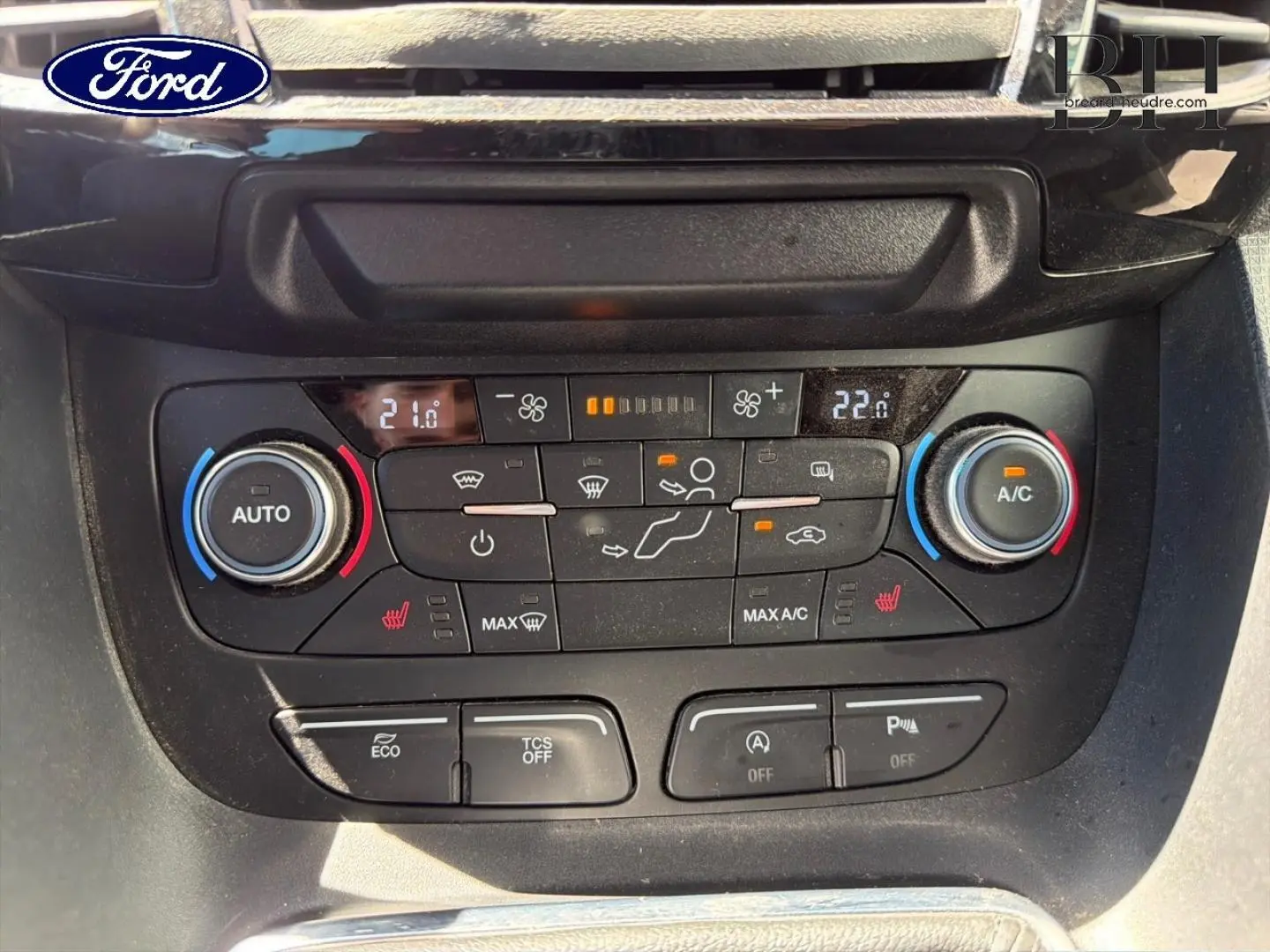 Panneau de commande de la climatisation bi-zone du Ford Transit Connect gris, vue rapprochée de face.