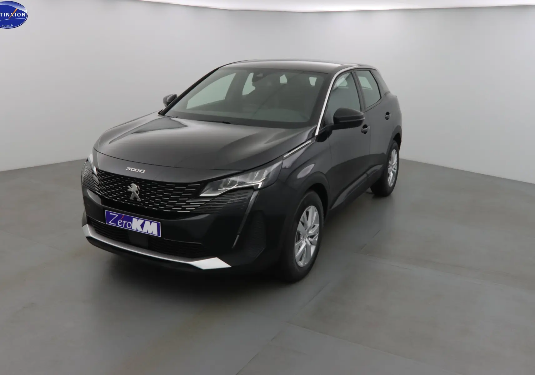 Peugeot 3008 noir perle métal vue 3/4 avant droit dans un studio lumineux avec calandre distinctive.