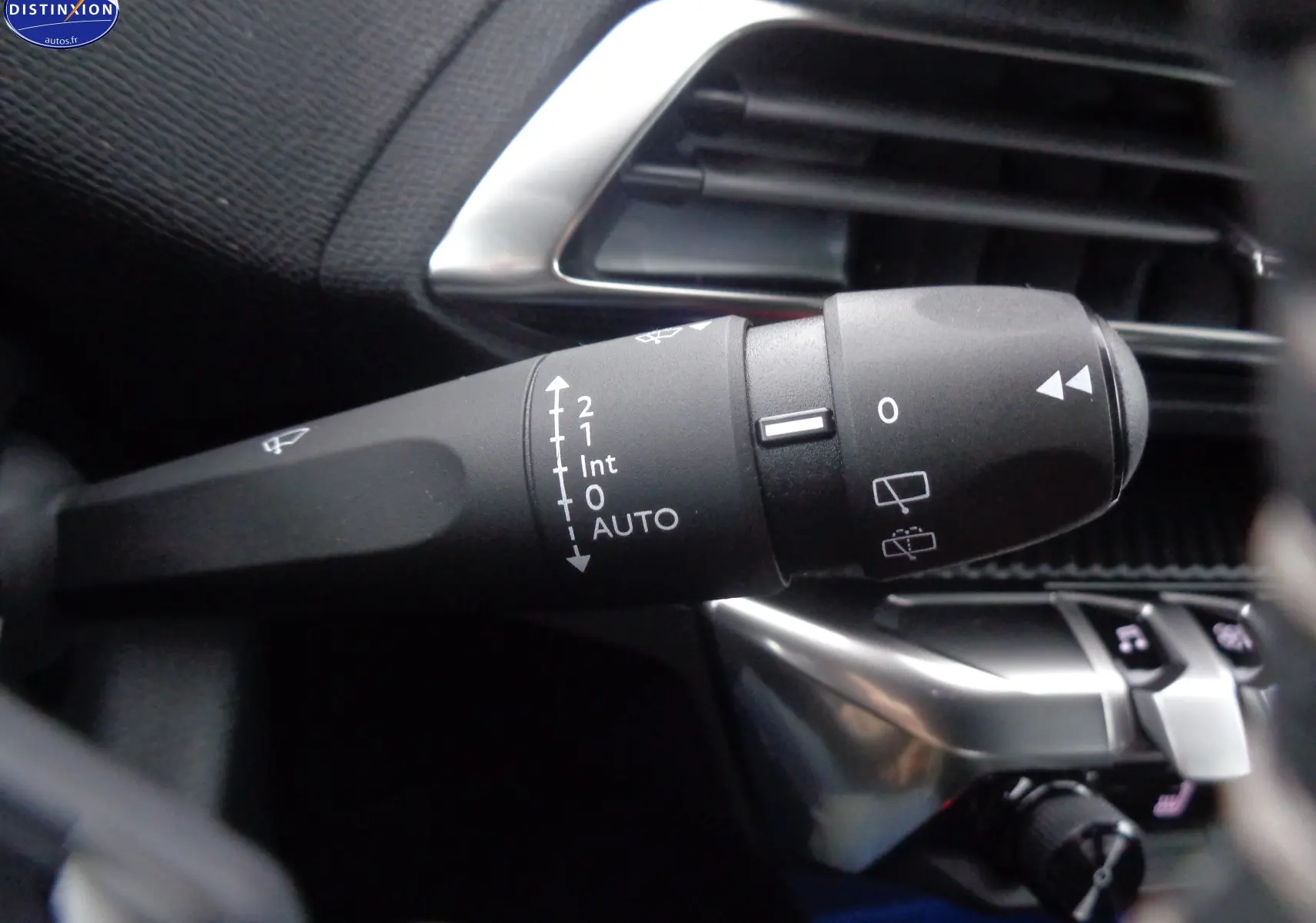 Gros plan sur la manette d'essuie-glace du tableau de bord du Peugeot 3008 noir perle métal 2023.