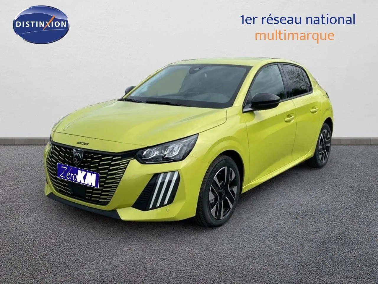 Peugeot 208 jaune Agueda Metal vue 3/4 avant droit avec calandre distinctive et jantes noires bicolores.