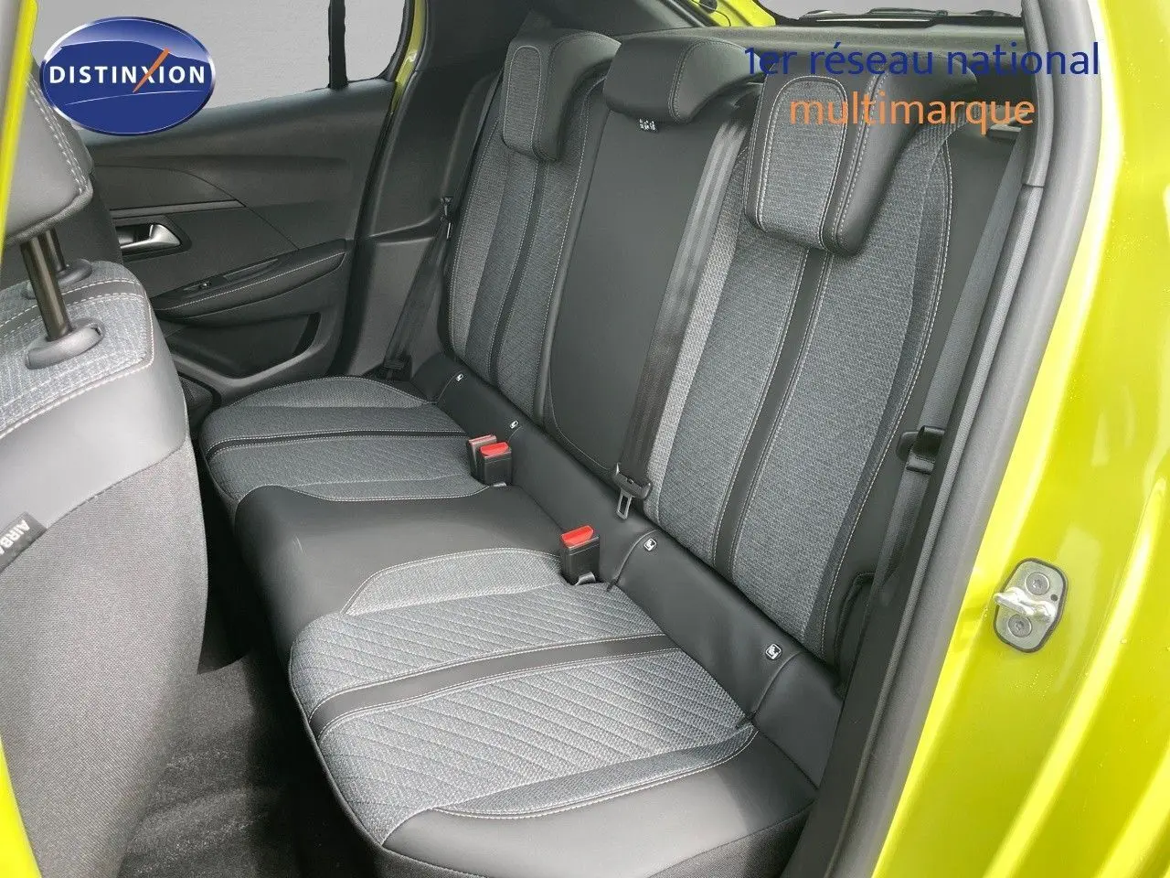 Vue intérieure côté droit des sièges arrière en tissu gris et cuir noir d'une Peugeot 208 jaune Agueda Metal 2025.