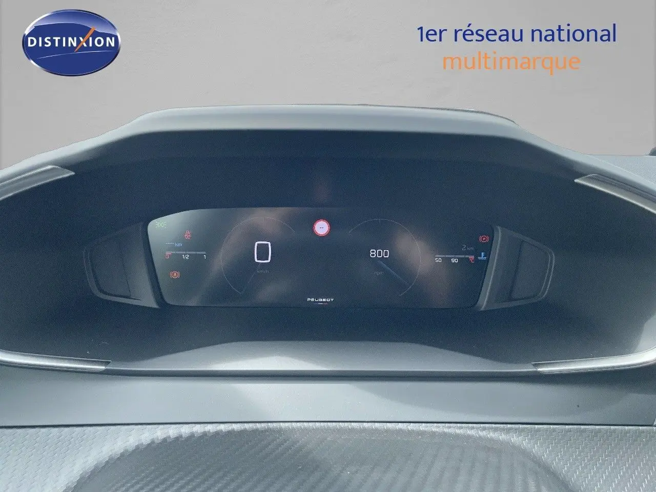 Tableau de bord numérique du Peugeot 208 2025 affichant la vitesse et le compte-tours dans un habitacle moderne.