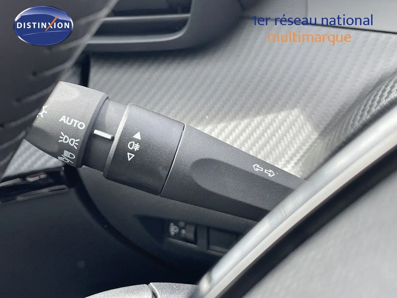 Gros plan sur la commande des phares et clignotants dans l'habitacle d'une Peugeot 208 2025.