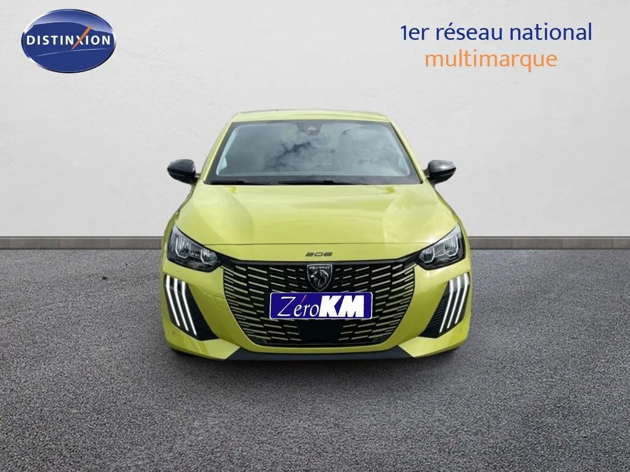 Vue frontale d'une Peugeot 208 jaune Agueda Metal avec calandre noire et feux LED distinctifs allumés.