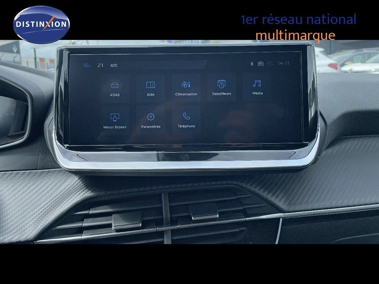 Écran tactile central affichant les menus de la Peugeot 208 2025, vue intérieure du tableau de bord.
