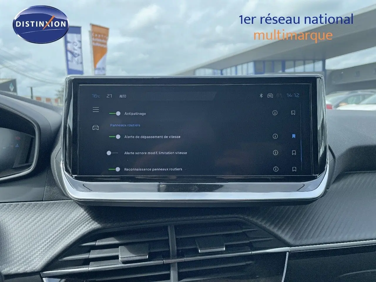 Tableau de bord avec écran tactile affichant les réglages d'assistance de la Peugeot 208 jaune Agueda, vue intérieure frontale.