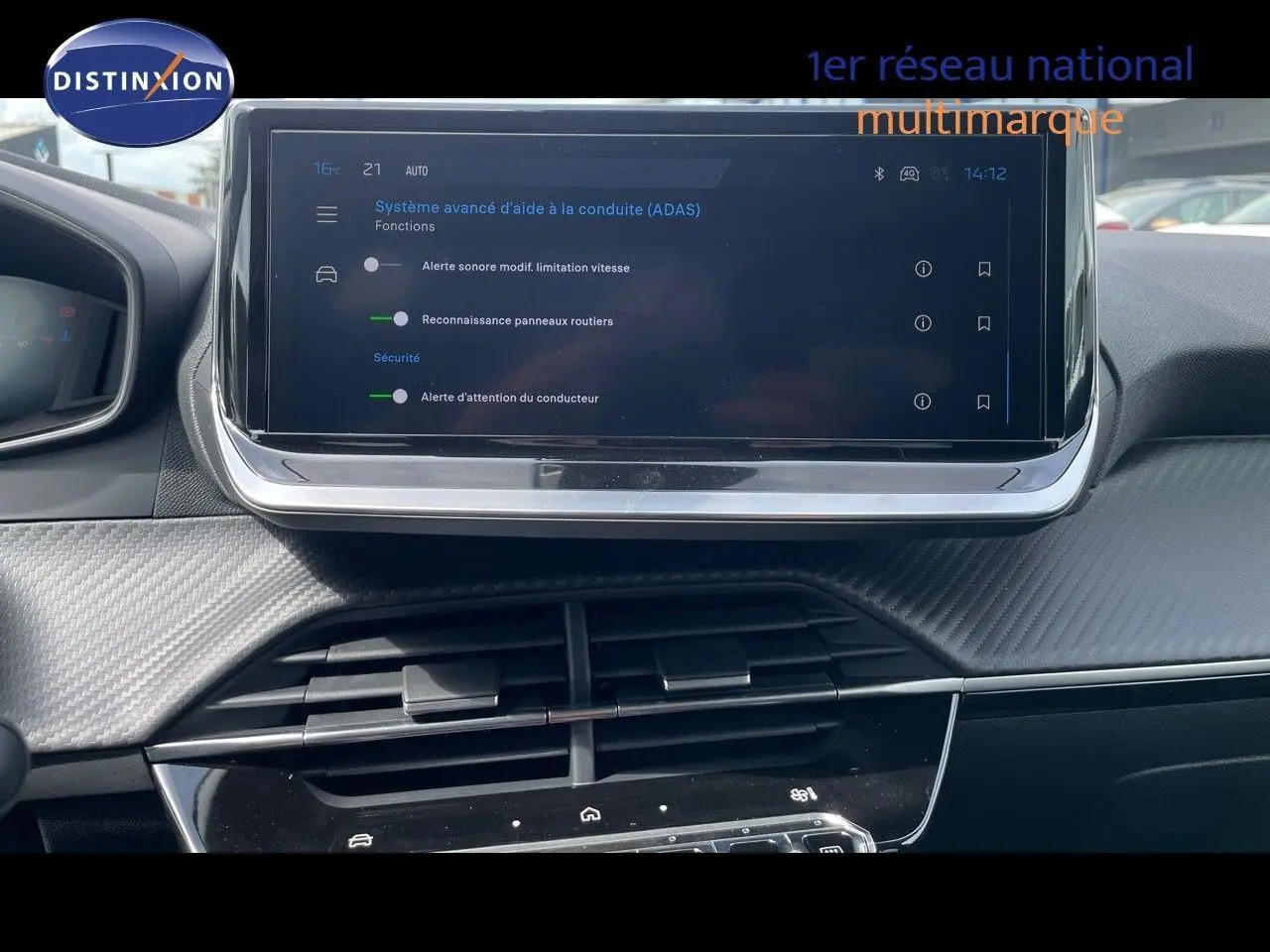 Tableau de bord de Peugeot 208 2025 avec écran tactile affichant les aides à la conduite, finition noire moderne
