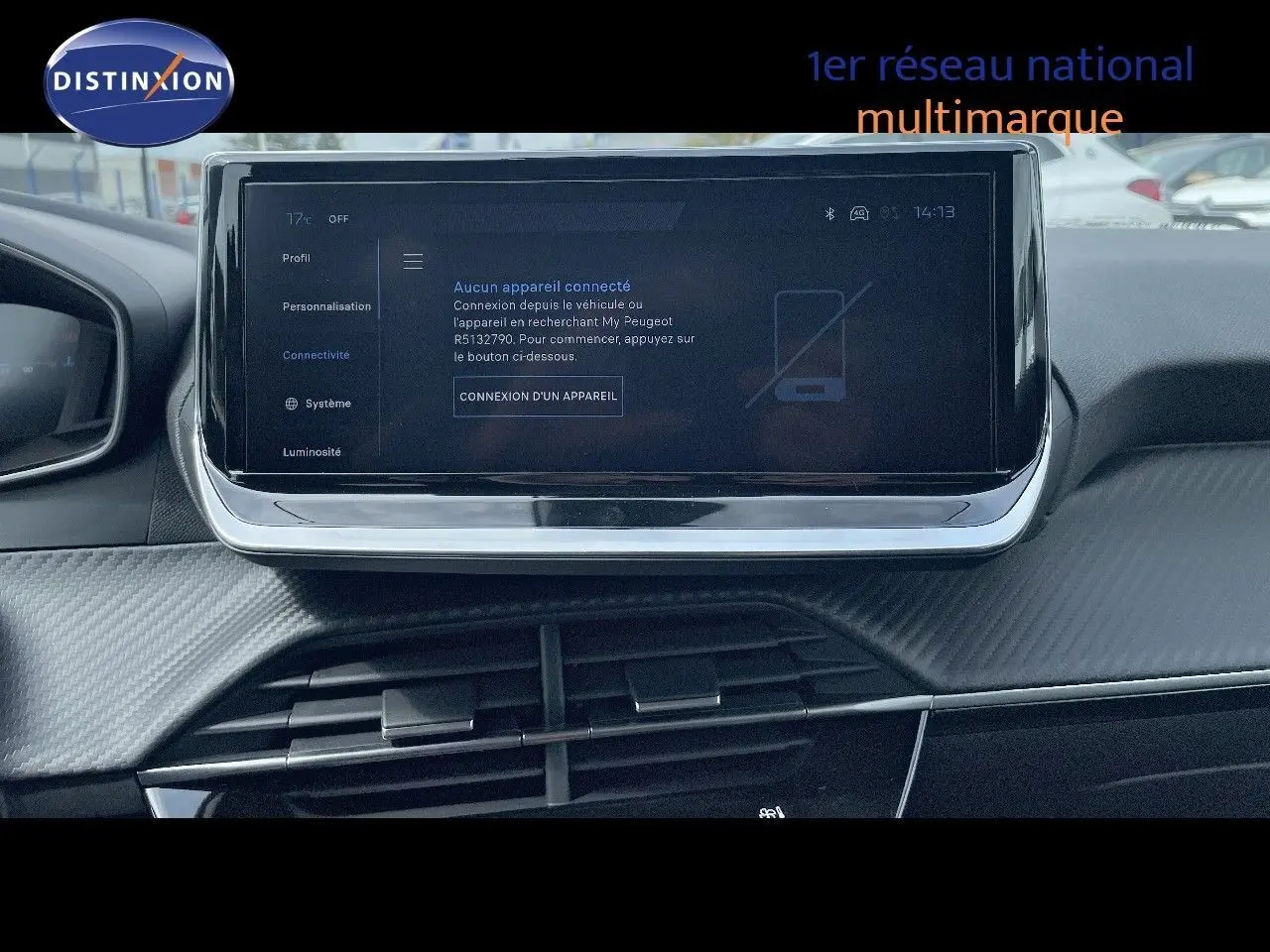 Vue intérieure du tableau de bord de la Peugeot 208 1.2 PureTech 100ch Allure avec écran tactile central et finition noire.
