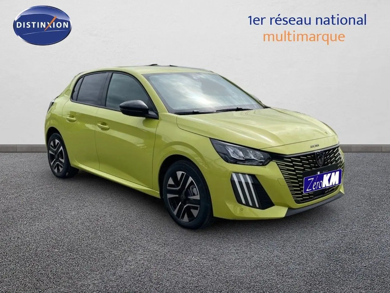 Peugeot 208 jaune Agueda métal vue 3/4 avant droit avec calandre noire et feux LED distinctifs.