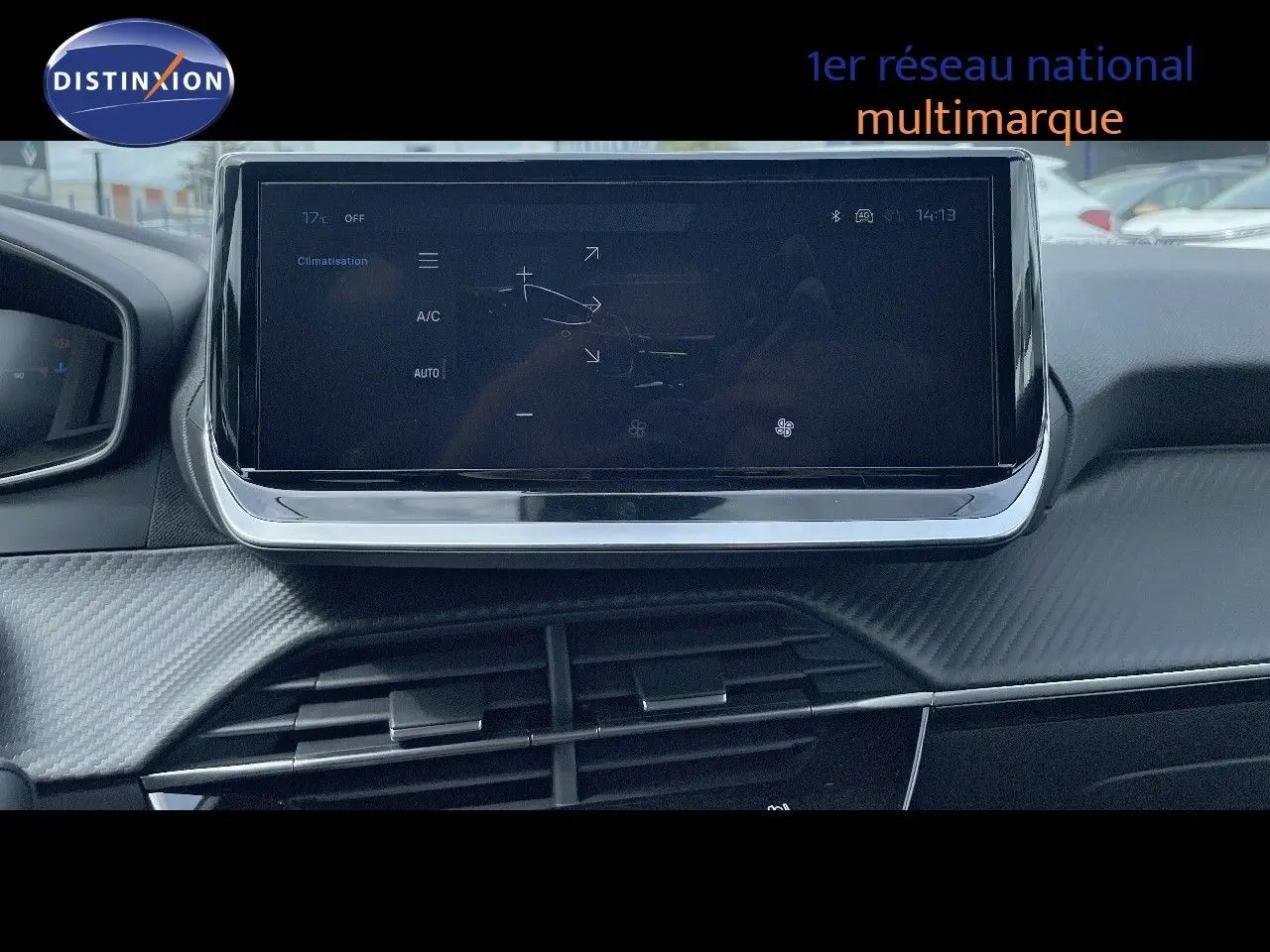 Écran tactile central du tableau de bord de la Peugeot 208 2025, avec commandes de climatisation affichées.