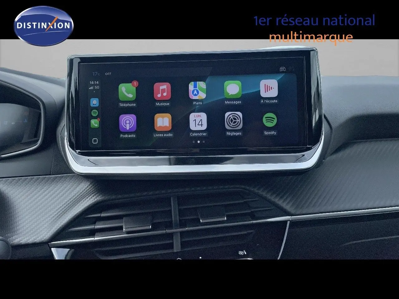 Écran tactile central affichant les applications multimédia dans l'habitacle moderne d'une Peugeot 208.