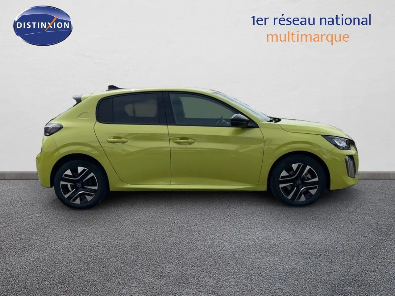 Profil latéral droit d'une Peugeot 208 1.2 PureTech 100ch Allure en jaune Agueda métal, avec jantes noires et toit noir.