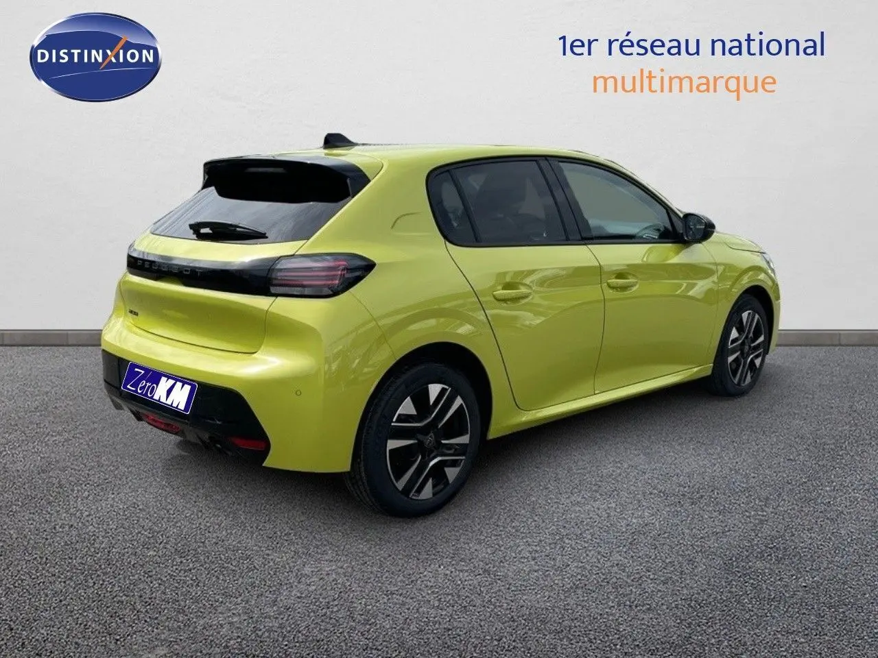 Vue 3/4 arrière droite d'une Peugeot 208 jaune Agueda métal, compacte et moderne avec feux arrière noirs et jantes stylées.