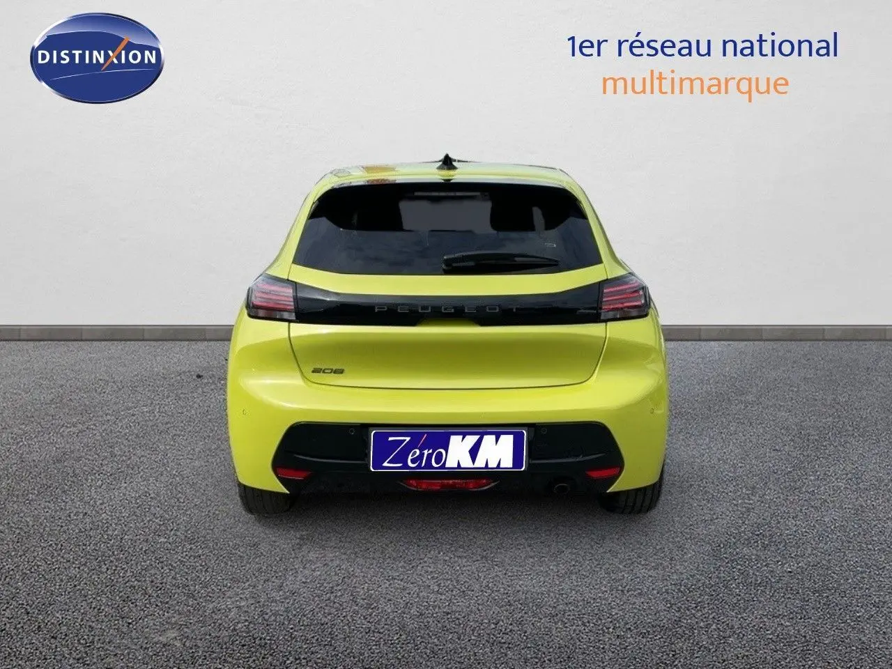 Vue arrière d'une Peugeot 208 jaune Agueda Métal, mettant en valeur ses feux LED et son design compact.