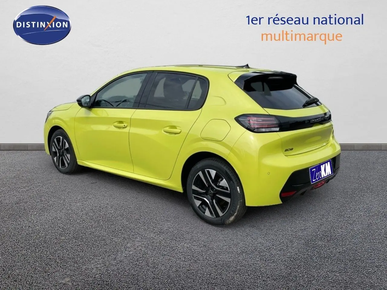 Vue 3/4 arrière droite d'une Peugeot 208 jaune Agueda métal avec jantes noires et toit noir contrasté.
