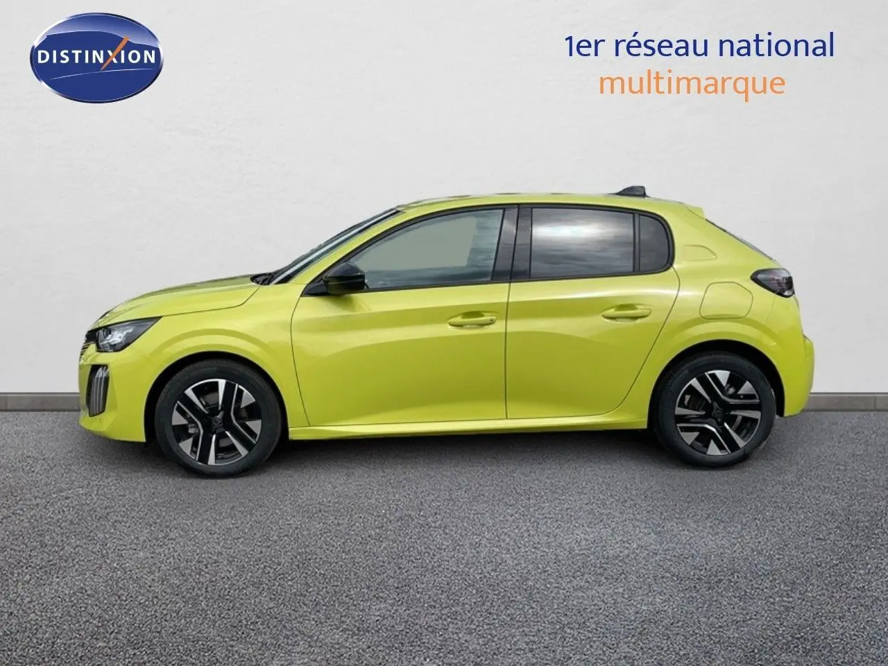 Profil côté gauche d'une Peugeot 208 2025 jaune Agueda Metal avec jantes noires et toit noir contrasté.