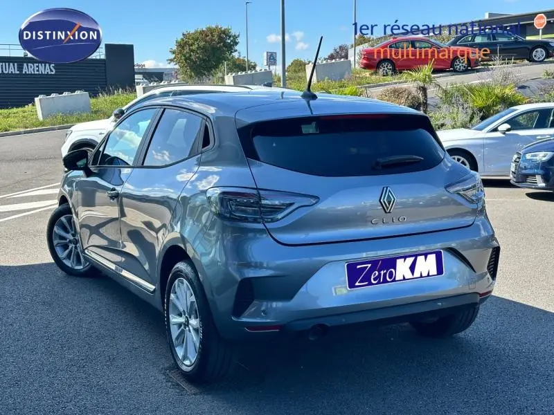 Renault Clio gris Rafale vue 3/4 arrière droit, avec feux arrière LED et lunette arrière teintée.