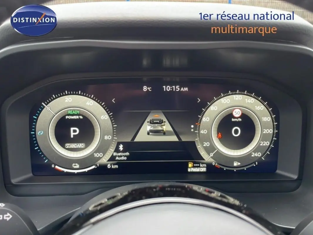 Vue rapprochée du cockpit numérique du Nissan Qashqai 2025, affichage digital clair avec compteurs ronds et indicateurs.