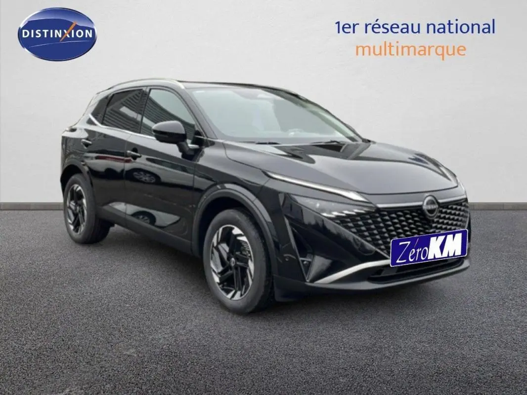 Vue 3/4 avant gauche du Nissan Qashqai noir 2025 avec jantes aluminium et calandre distinctive en losange.