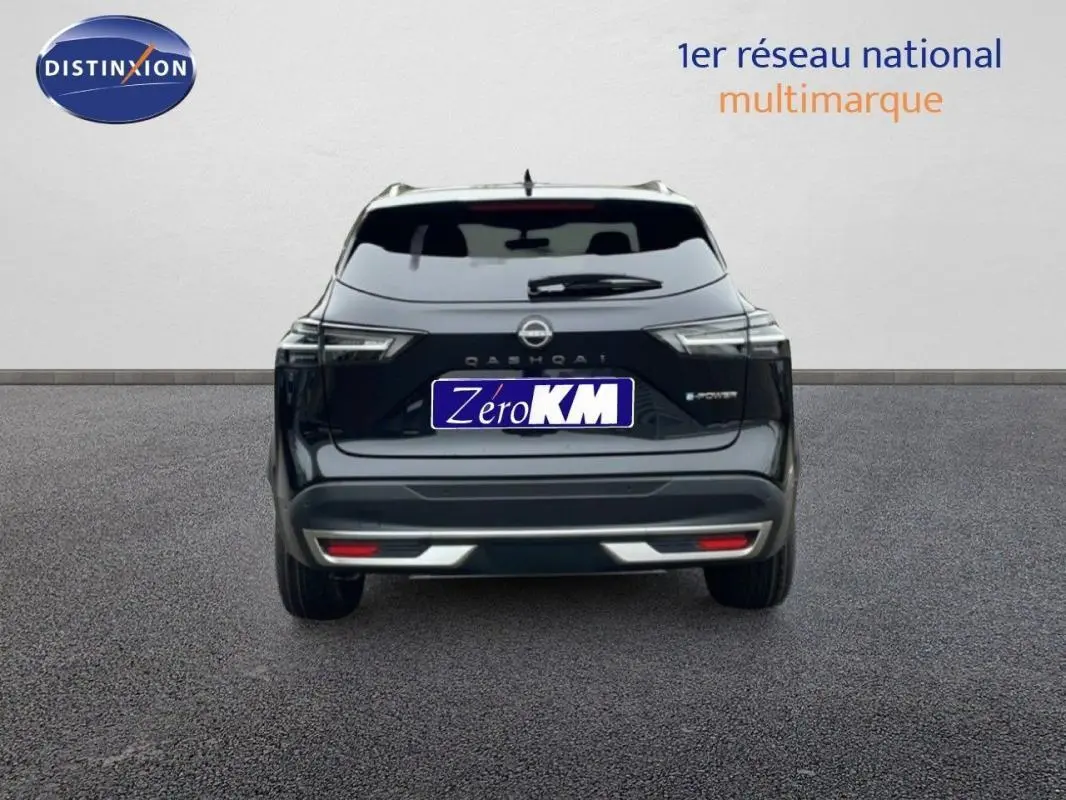 Vue arrière d'un Nissan Qashqai noir 2025 avec barres de toit et logo E-POWER visible sur le hayon.