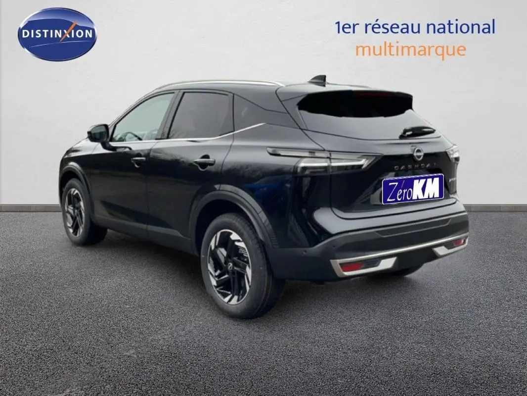 Nissan Qashqai noir 2025 en 3/4 arrière droit, avec jantes aluminium et barres de toit visibles.