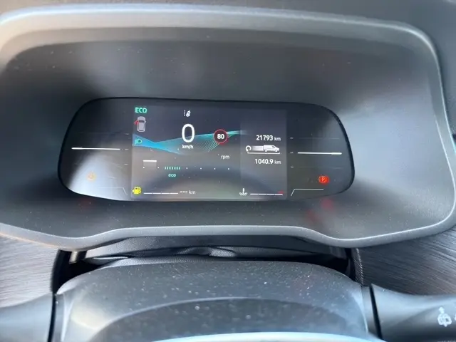 Vue rapprochée du combiné d'instruments numérique du Nissan Primastar 2025 affichant vitesse, kilométrage et alertes.