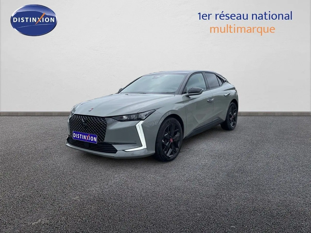 DS4 BlueHDi 130ch gris laqué métal vue 3/4 avant droit avec calandre noire et jantes noires.