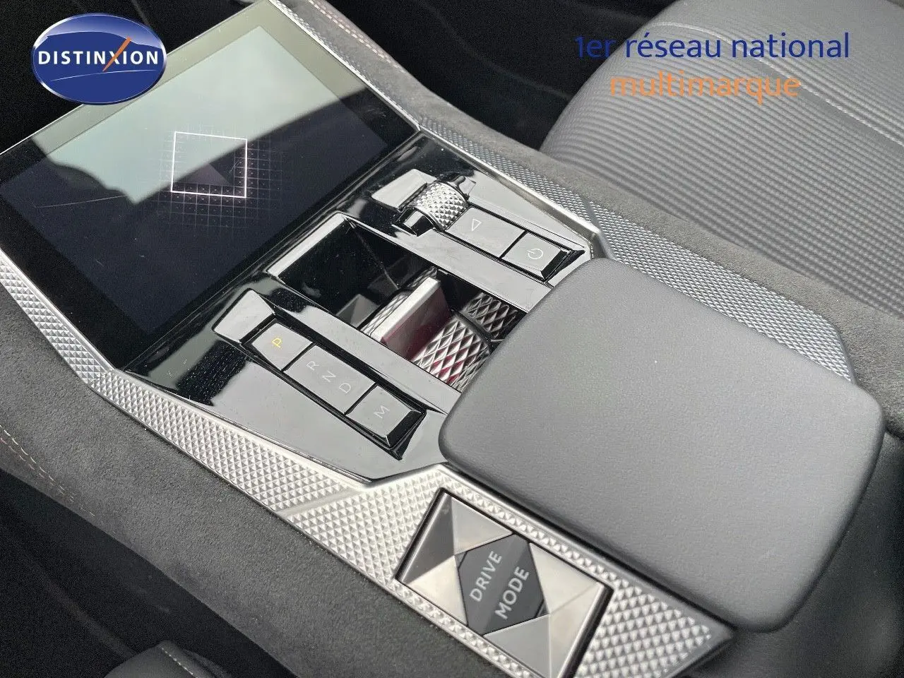 Gros plan sur la console centrale noire et argentée du DS4 2024 avec commandes de boîte auto et mode de conduite.