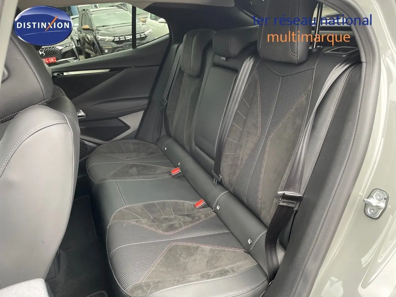 Vue intérieure des sièges arrière en cuir noir avec surpiqûres contrastées du DS4 gris laqué métal 2024.